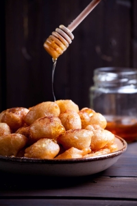 Plate,Of,Homemade,Greek,Donuts,Loukoumades,With,Honey,And,Cinnamon